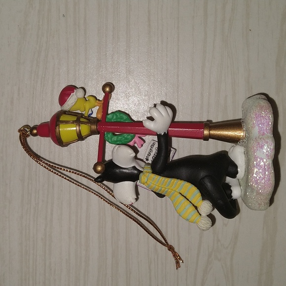 Vintage 1996 Sylvester & Tweety Christmas Caroling Christmas Ornament - Picture 4 of 6